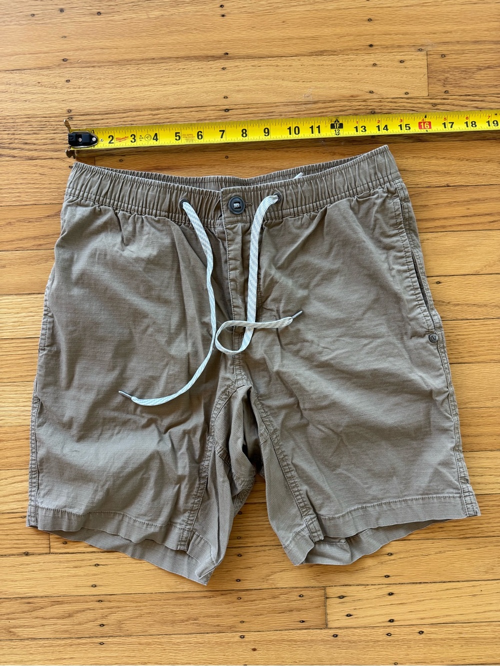 Vuori Shorts Mens Size M Ripstop Climber Beige Zipper Drawstring V370 Hiking